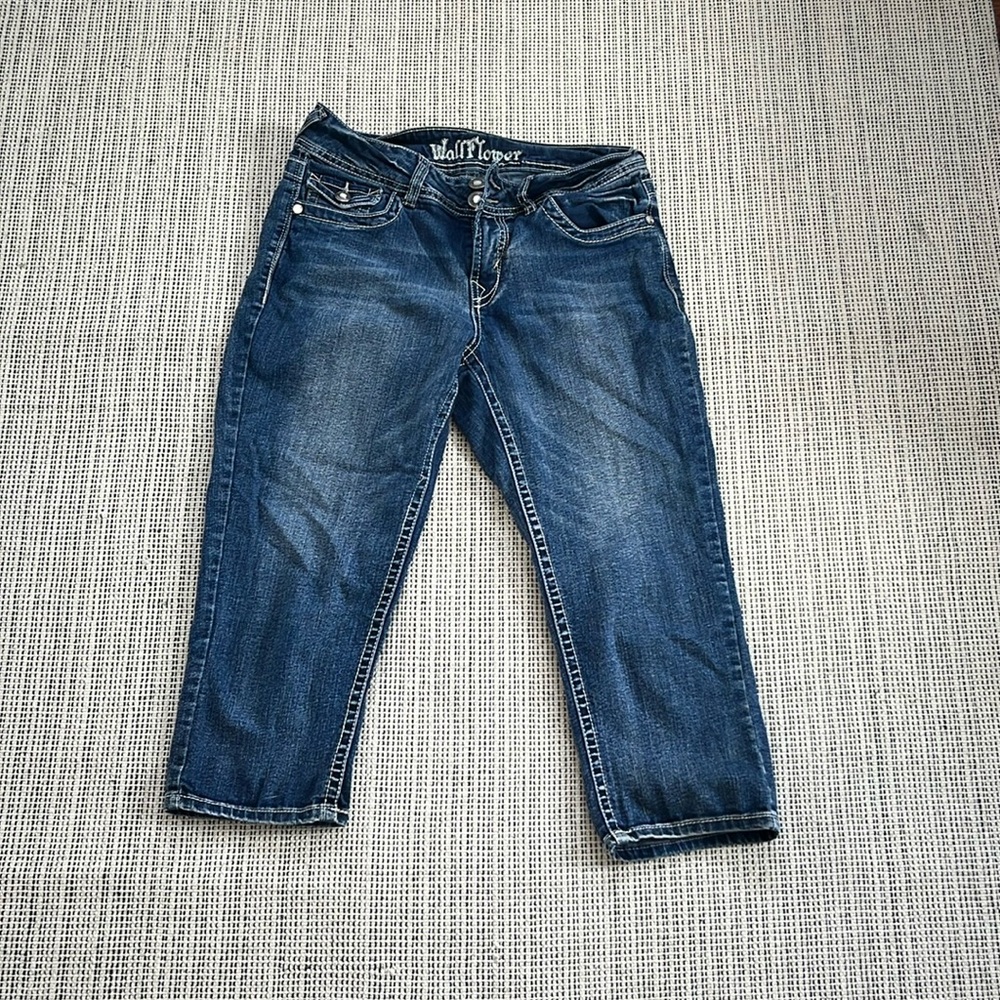 Wallflower Women's 7 Flap Blue Capri Jeans